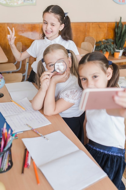 Foto gratuita chicas tomando selfie en la escuela