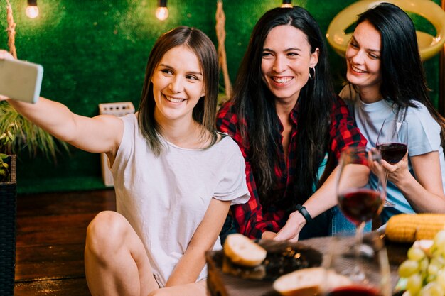 Chicas tomando selfie en fiesta