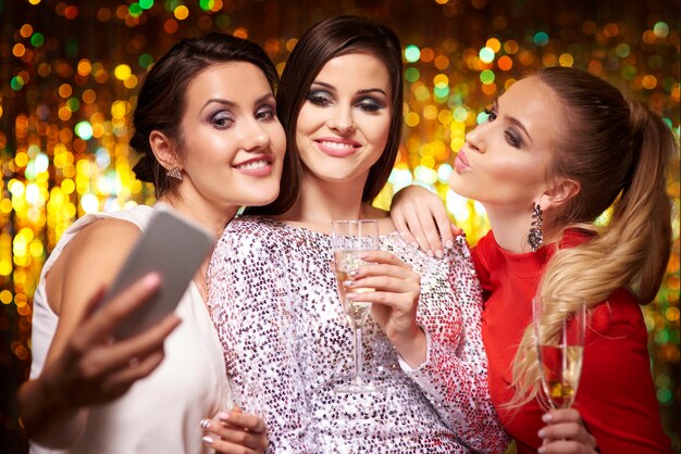 Chicas tomando selfie en la fiesta