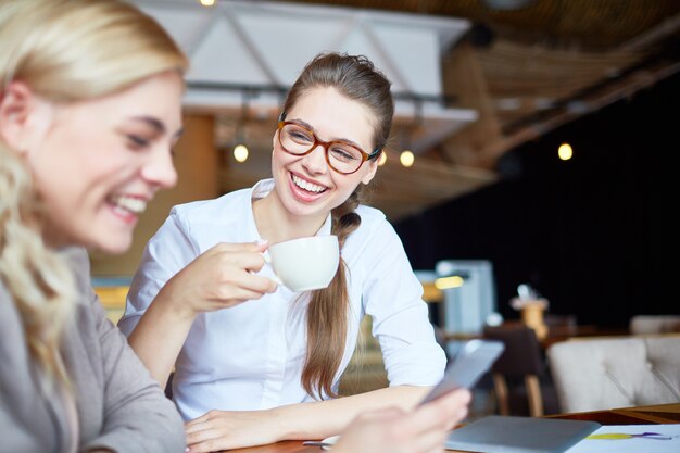 Chicas tomando el té