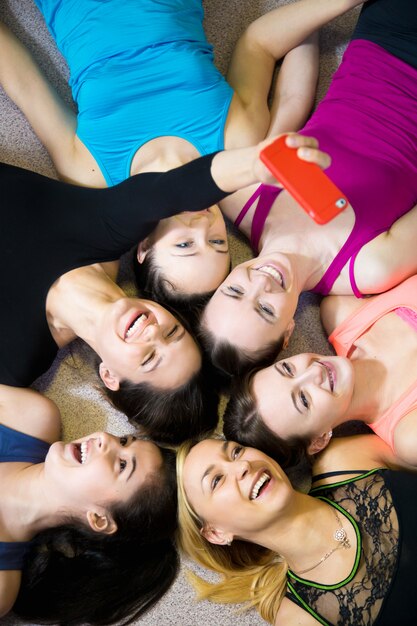 Chicas tomándose un selfie en un gimnasio