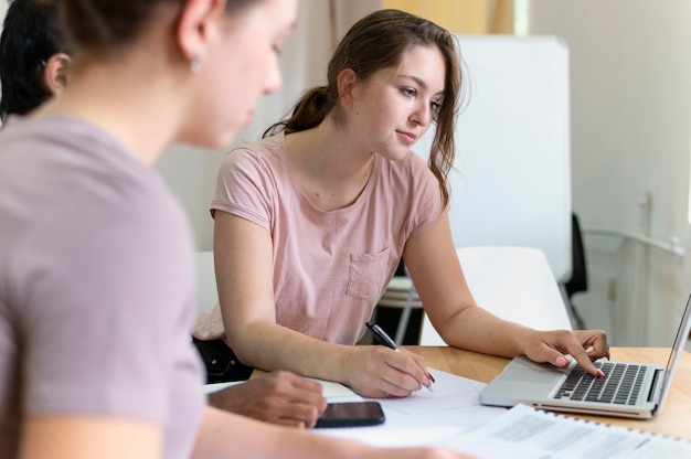 Chicas universitarias estudiando juntas