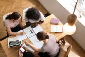 Foto gratuita chicas universitarias estudiando juntas