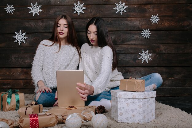 Chicas usando su nueva tableta