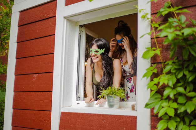 Chicas en la ventana sonriendo