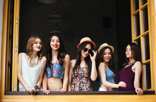 Chicas en una ventana