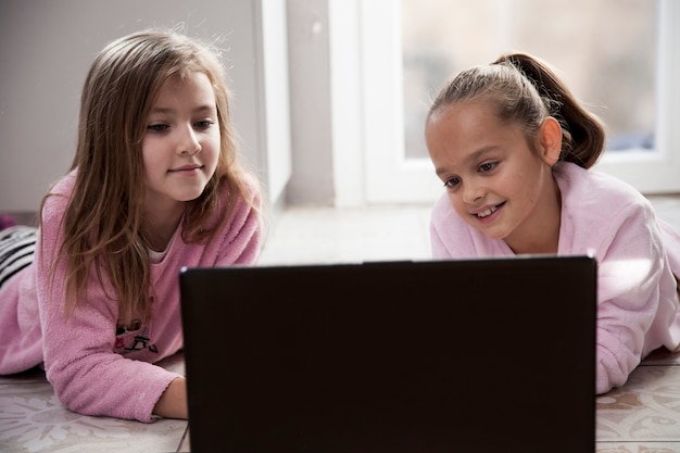 Chicas viendo la película en la computadora portátil