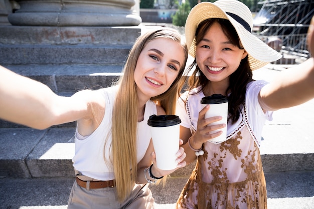 Chicas de vista frontal tomando un selfie