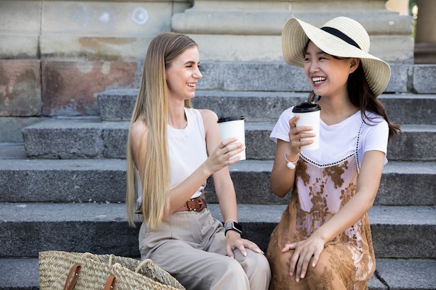 Chicas de vista frontal tomando una taza de café