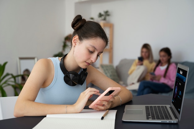 Chicas de vista lateral con adicción al teléfono