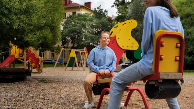 Foto gratuita chicas de vista lateral divirtiéndose en el parque