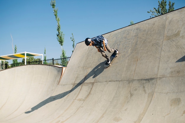 Chicho moderno patinando con velocidad