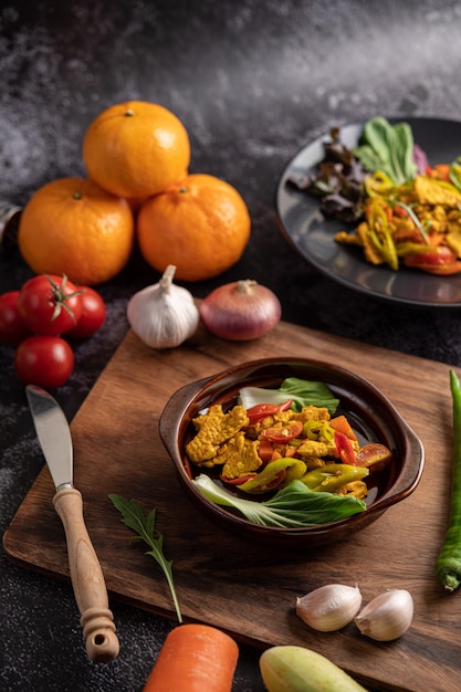 Chicken Stir Fried Chili Junto con pimiento, tomates y zanahorias