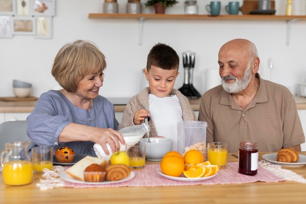 Chico y abuelos felices de tiro medio