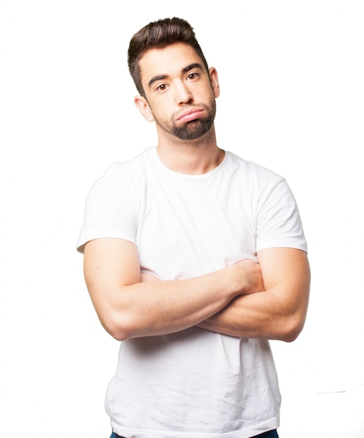 Chico aburrido con camiseta blanca