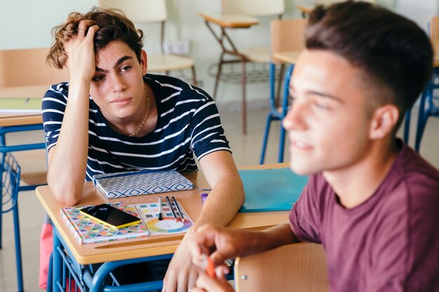 Chico aburrido en clase