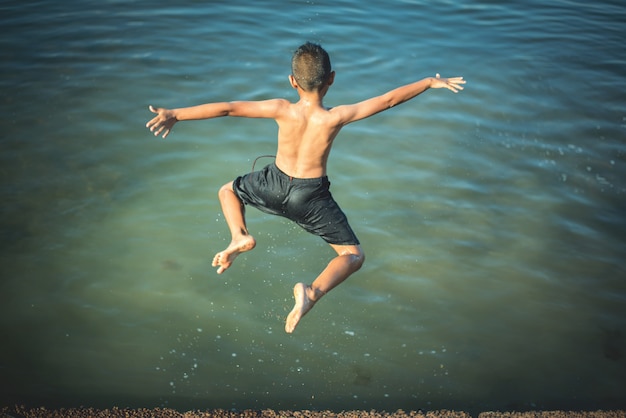 Foto gratuita chico activo saltando en el agua