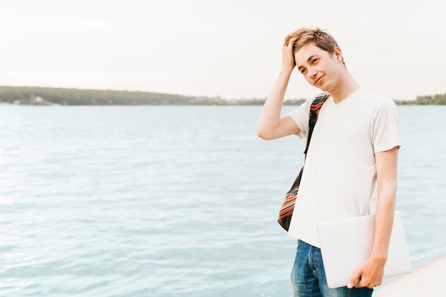 Foto gratuita chico adolescente por el lago