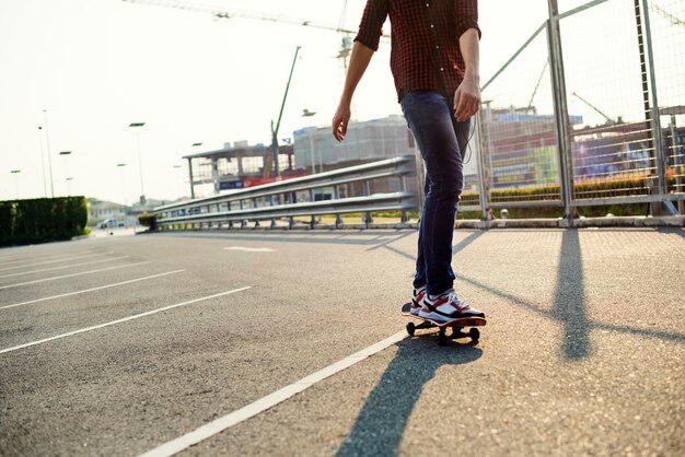 Chico adolescente con una patineta