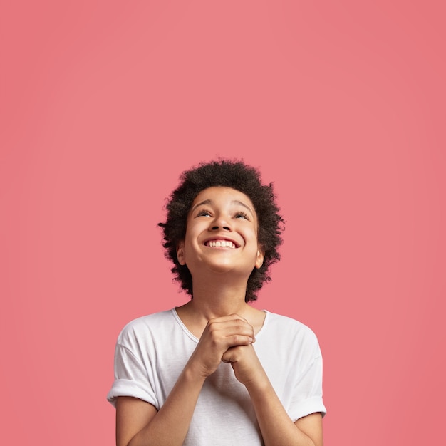 Foto gratuita chico afroamericano con pelo rizado