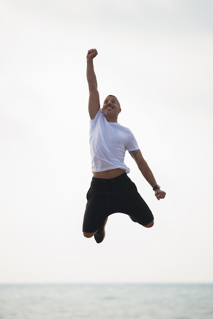 Chico alegre sentimiento de poder y energía en el aire