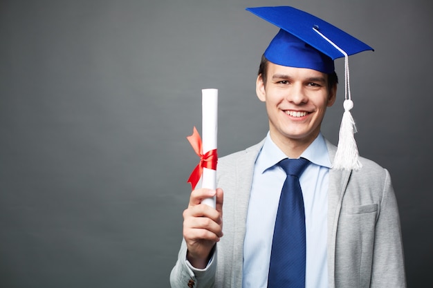 Chico alegre con su diploma