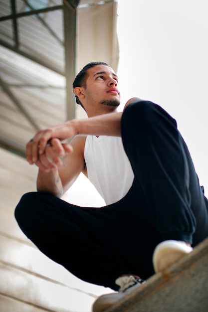 Foto gratuita chico de ángulo bajo haciendo parkour