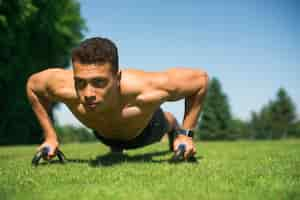 Foto gratuita chico atlético practicando deporte al aire libre