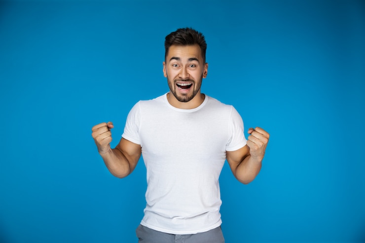 Foto gratuito chico atractivo feliz sobre el fondo azul