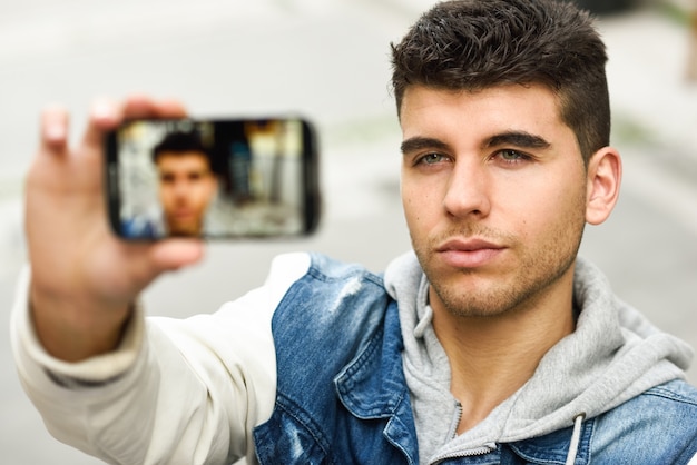 Foto gratuita chico atractivo haciéndose una foto