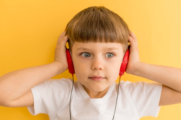 Chico con auriculares escuchando música