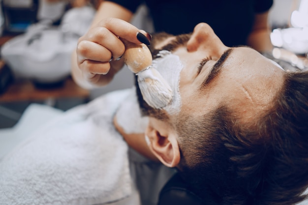 chico en la barbería