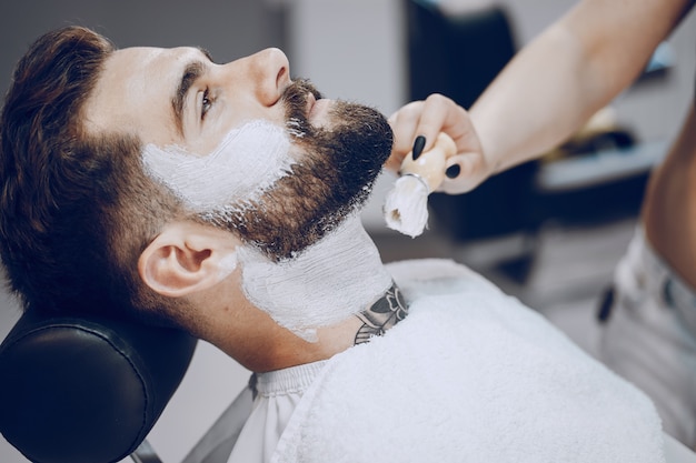 chico en la barbería