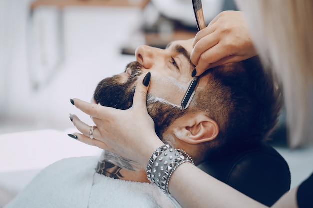 chico en la barbería