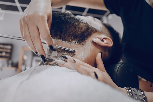 chico en la barbería