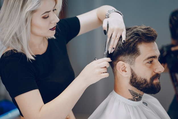 chico en la barbería