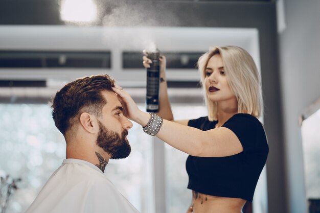 chico en la barbería