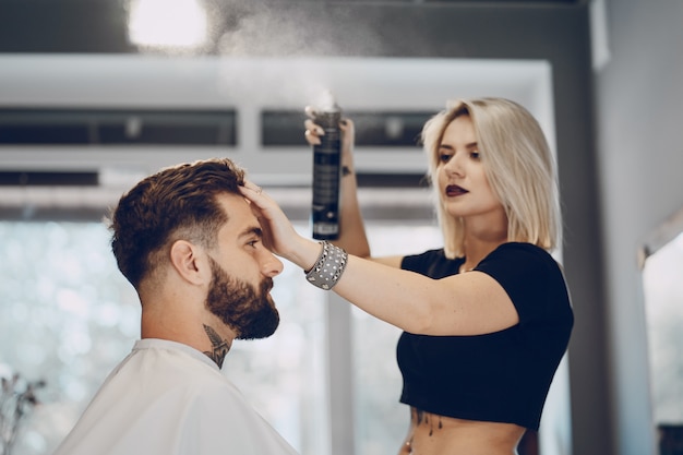 chico en la barbería