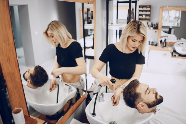 chico en la barbería