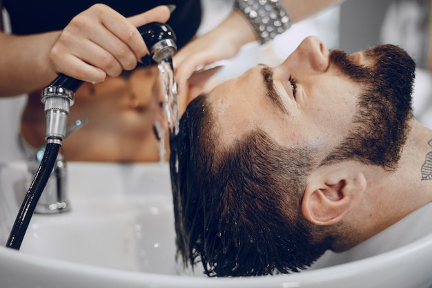 chico en la barbería