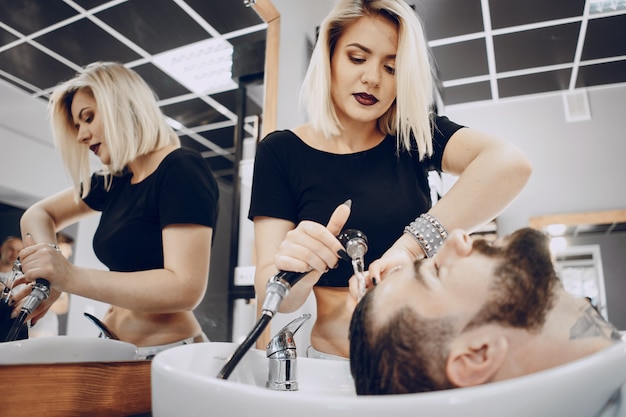 chico en la barbería