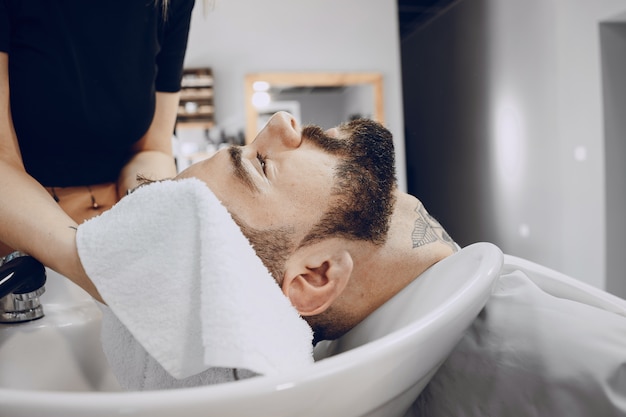 chico en la barbería