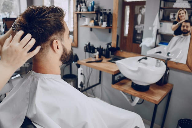 Foto gratuita chico en la barbería