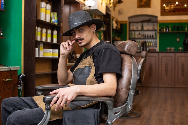 Chico bigote en peluquería