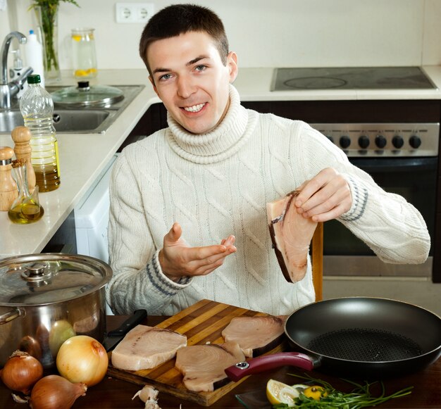 chico con bistec en casa