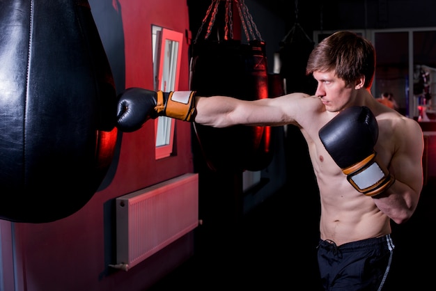 Chico boxeador posando en el gimnasio