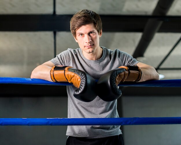 Chico boxeador posando en el gimnasio