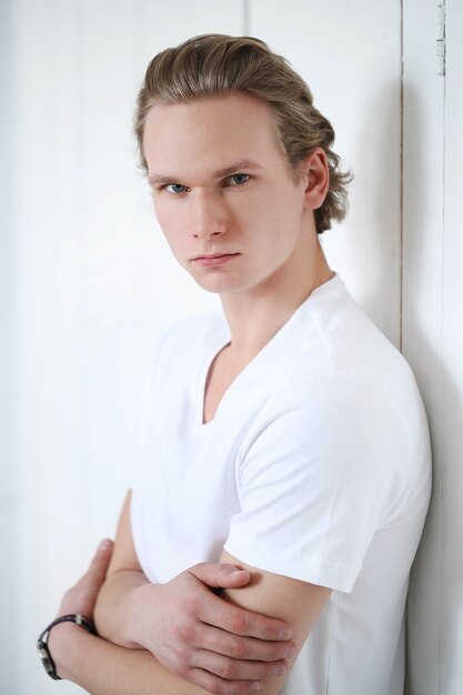 Chico con cabello rubio y camisa blanca