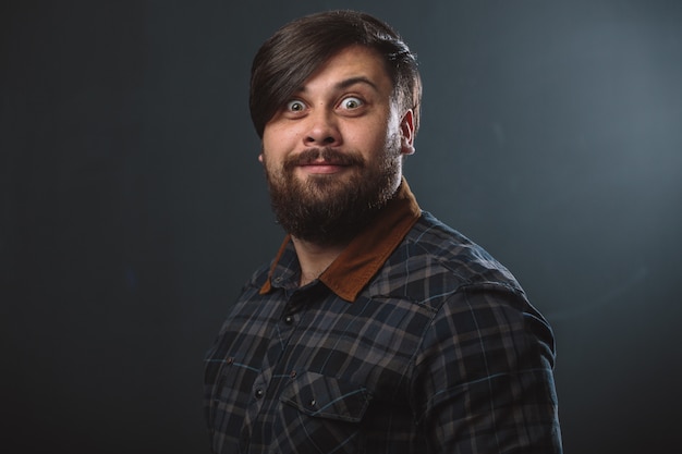 Foto gratuita chico en una camisa a cuadros