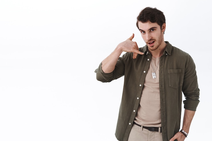 Foto gratuito chico caucásico guapo coqueto y descarado pidiendo que le llame
